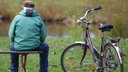 Un anziano pensionato su una panchina