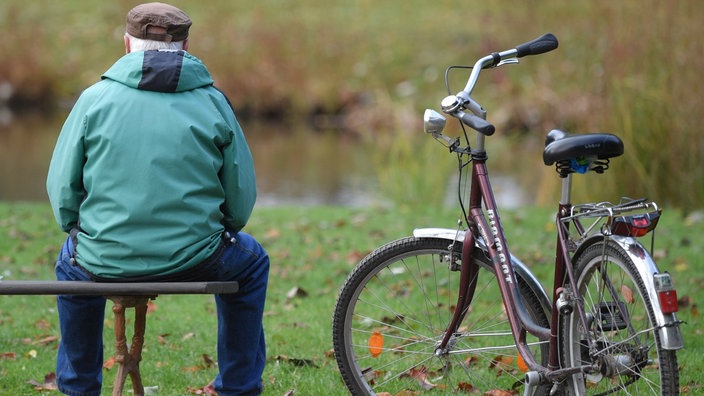 Un anziano pensionato su una panchina