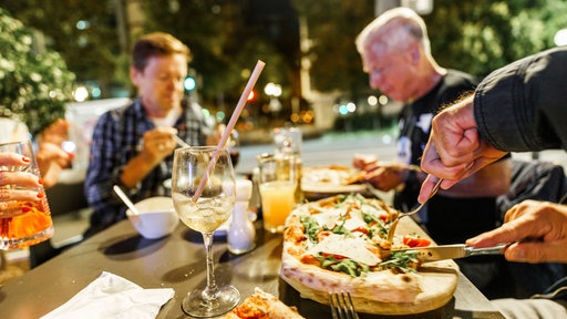 Tedeschi che mangiano la pizza