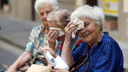 Anziane signore soffrono il caldo 