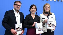 Kai Maaz (l-r) Direktor Leibnitz Institut, Katharina Günther-Wünsch (CDU), Berlins Senatorin für Bildung, Jugend und Familie, und Karin Prien (CDU), 
