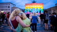 Das Brandenburger Tor in Regenbogenfarben nach dem Anschlag in Berlin (25.07.2026)