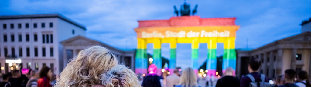 Das Brandenburger Tor in Regenbogenfarben nach dem Anschlag in Berlin (25.07.2026)