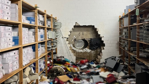 Il buco fatto dai ladri per entrare nel caveau della Sparkasse di Gelsenkirche