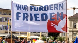 Demo mit Transparent "Wir fordern Frieden"