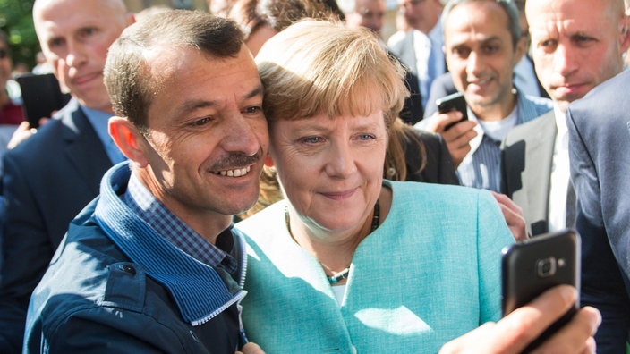 Angela Mrkel fa un selfie con un rifugiato