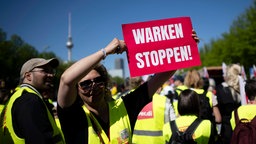 Protest mit Transparent: "Warken stoppen"