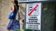 Verbot, in der Altstad von Sirmione im Badeanzug spazieren zu gehen