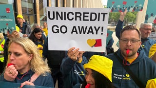 Protestschild mit der Aufschrift: "Unicredit go away!"