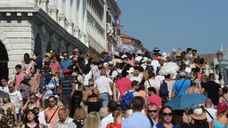 Es wimmelt von Leuten auf der Rialto Brücke in Venedig