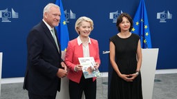 Ursula von Der Leyen zusammen mit Maria Melchior und Jörg Fegert, Ko-Vorsitzenden des Sonderausschusses für die Vorstellung eines Berichts über die Sicherheit von Kindern im Internet