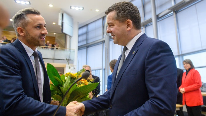 Ulrich Siegmund (z lewej), czołowy kandydat AfD w wyborach do parlamentu krajowego w Saksonii-Anhalt, gratuluje Svenowi Schulze (CDU) wyboru na stanowisko premiera Saksonii-Anhalt. 