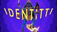 Illustration der hinduistischen Göttin Kali mit mehreren Armen vor violettem Ornamenthintergrund; darüber der Titel „IDENTITTI“.