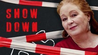 Ein Porträt von Ulrike Bliefert zwischen Absperrbändern in rot weiß und im Hintergrund der Umriss eines Menschen in Kreide gezeichnet.