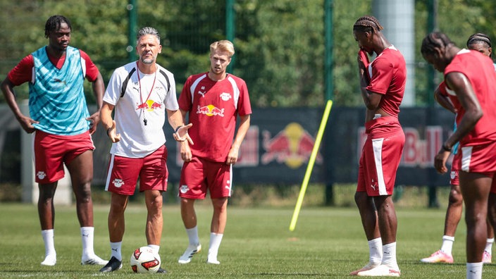 Leipzig-Coach Martín Demichelis (2.v. l.) gibt einigen Spielern beim Training Anweisungen