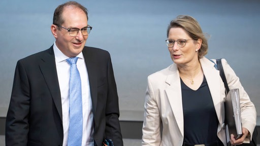 Innenminister Alexander Dobrindt geht neben Justiz- und Verbraucherschutzministerin Stefanie Hubig im Plenum des Bundestags