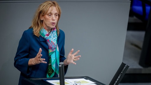 Bildungsministerin Karin Prien (CDU) spricht am Rednerpult des Bundestags und gestikuliert mit offenen Händen (Nahaufnahme)