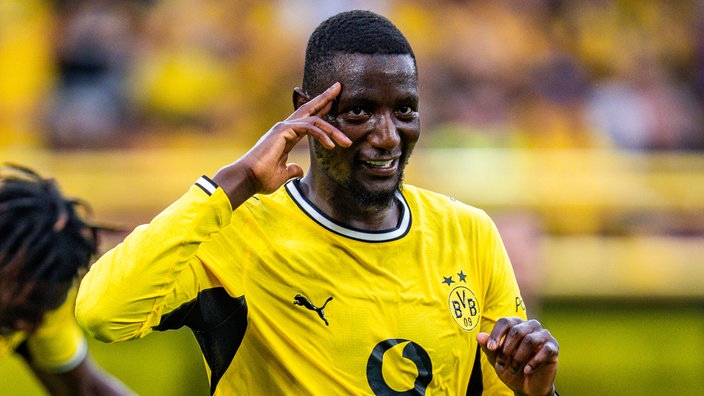BVB-Stürmer Serhou Guirassy zeigt seinen typischen Salut-Jubel im aktuellen Dortmund-Trikot in gelb-schwarz.