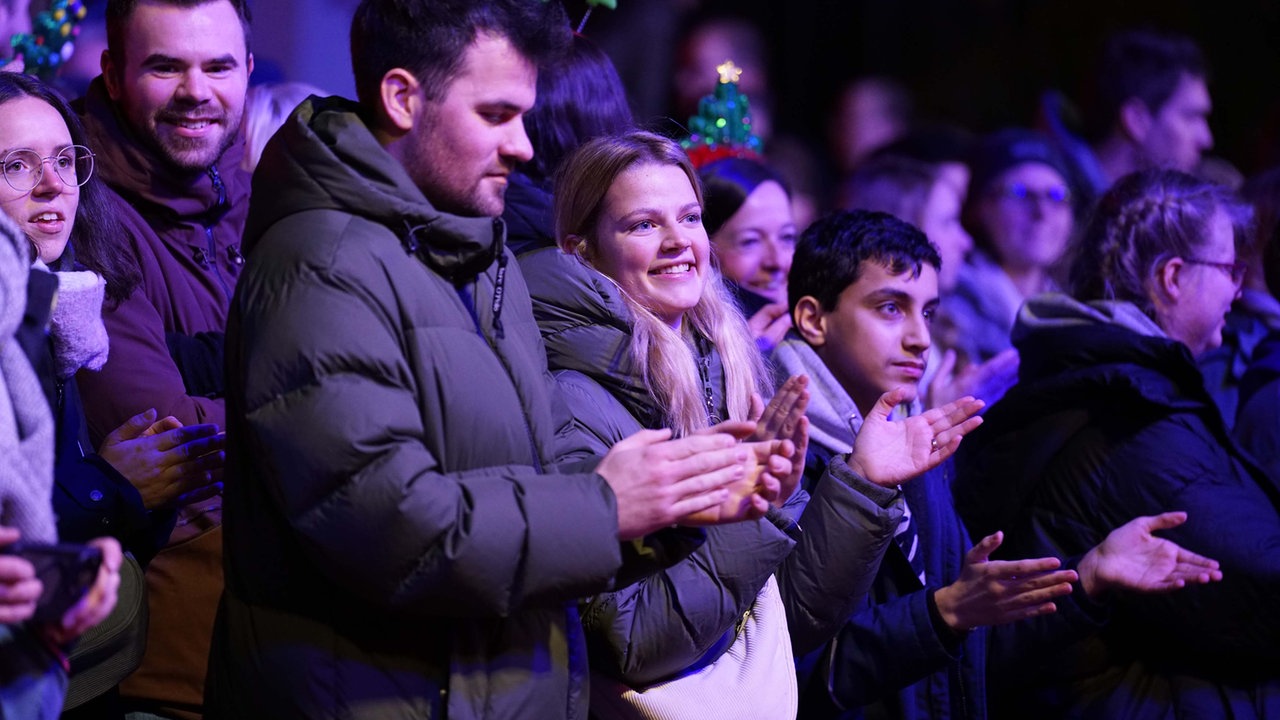 Das WDR 2 Weihnachtswunder am Dienstag (16.12.2025) - Publikum auf dem Burgplatz