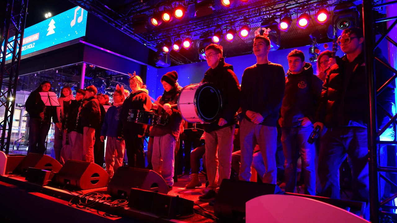 Das WDR 2 Weihnachtswunder am Dienstag (16.12.2025) - Die Bigband des Gymnasiums "Am Stoppenberg aus Essen" und die Schülerband der Jordan-Mai-Schule spielen das Steigerlied.