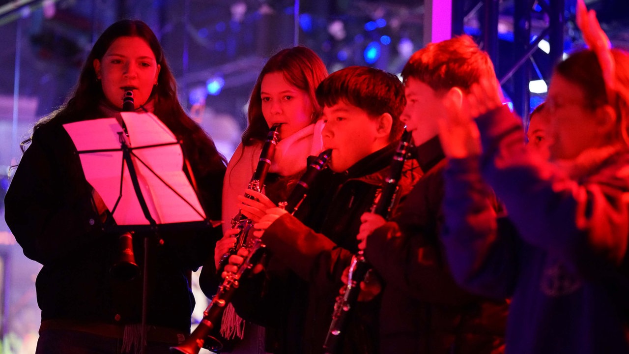 Das WDR 2 Weihnachtswunder am Dienstag (16.12.2025) - Die Bigband des Gymnasiums "Am Stoppenberg aus Essen" und die Schülerband der Jordan-Mai-Schule spielen das Steigerlied