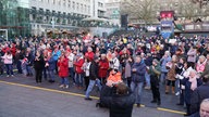 Das WDR 2 Weihnachtswunder am Dienstag (16.12.2025) - Publikum auf dem Burgplatz in Essen