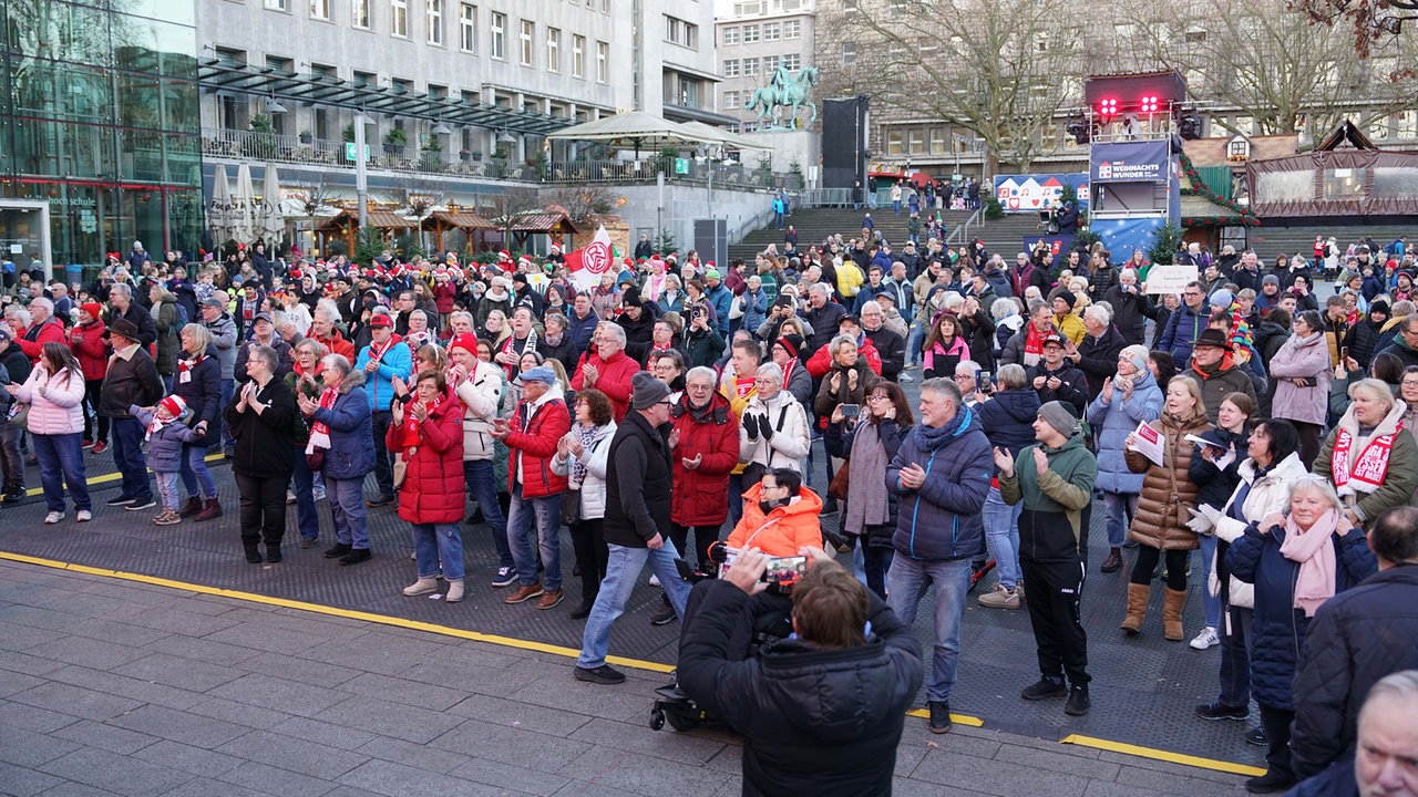 Das WDR 2 Weihnachtswunder am Dienstag (16.12.2025) - Publikum auf dem Burgplatz in Essen