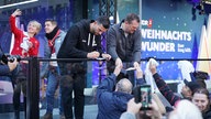 Das WDR 2 Weihnachtswunder am Dienstag (16.12.2025)- Fußball-Drittligist Rot-Weiss Essen ist da: Trainer Uwe Koschinat, Vorstandsvorsitzender Marc-Nicolai Pfeiffer und Spieler Klaus Gjasula