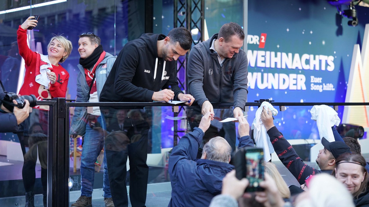 Das WDR 2 Weihnachtswunder am Dienstag (16.12.2025)- Fußball-Drittligist Rot-Weiss Essen ist da: Trainer Uwe Koschinat, Vorstandsvorsitzender Marc-Nicolai Pfeiffer und Spieler Klaus Gjasula