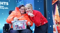 Das WDR 2 Weihnachtswunder am Dienstag (16.12.2025) - eine Besucherin mit einer Spende wird von Sabine Heinrich begrüßt