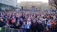 Das WDR 2 Weihnachtswunder am Dienstag (16.12.2025) - Menschenmenge auf dem Burgplatz