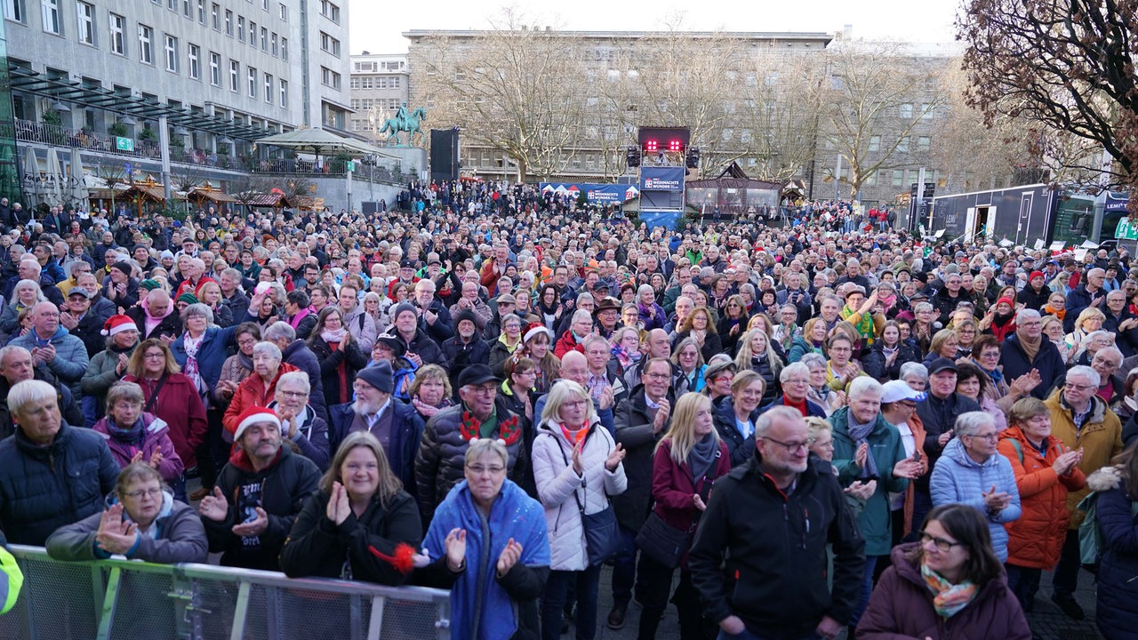 Das WDR 2 Weihnachtswunder am Dienstag (16.12.2025) - Menschenmenge auf dem Burgplatz