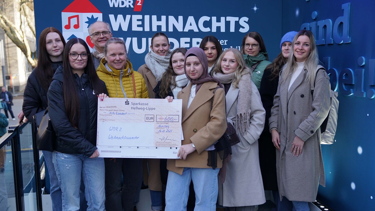 Das WDR 2 Weihnachtswunder am Dienstag (16.12.2025) - Erinnerungsfoto mit Spendenscheck