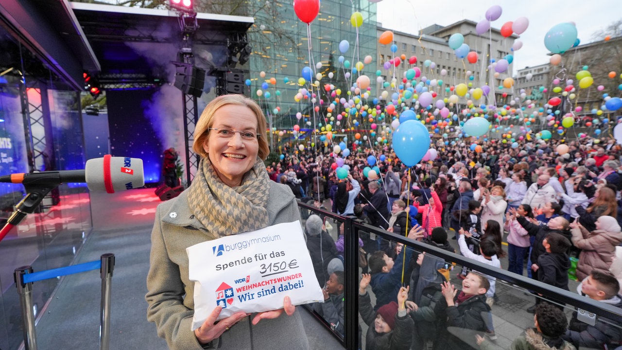 WDR 2 Weihnachtswunder in Essen am Mittwoch (17.12.2025) - Burggymnasium Essen - Schulleiterin Simone Reuen mit Spende