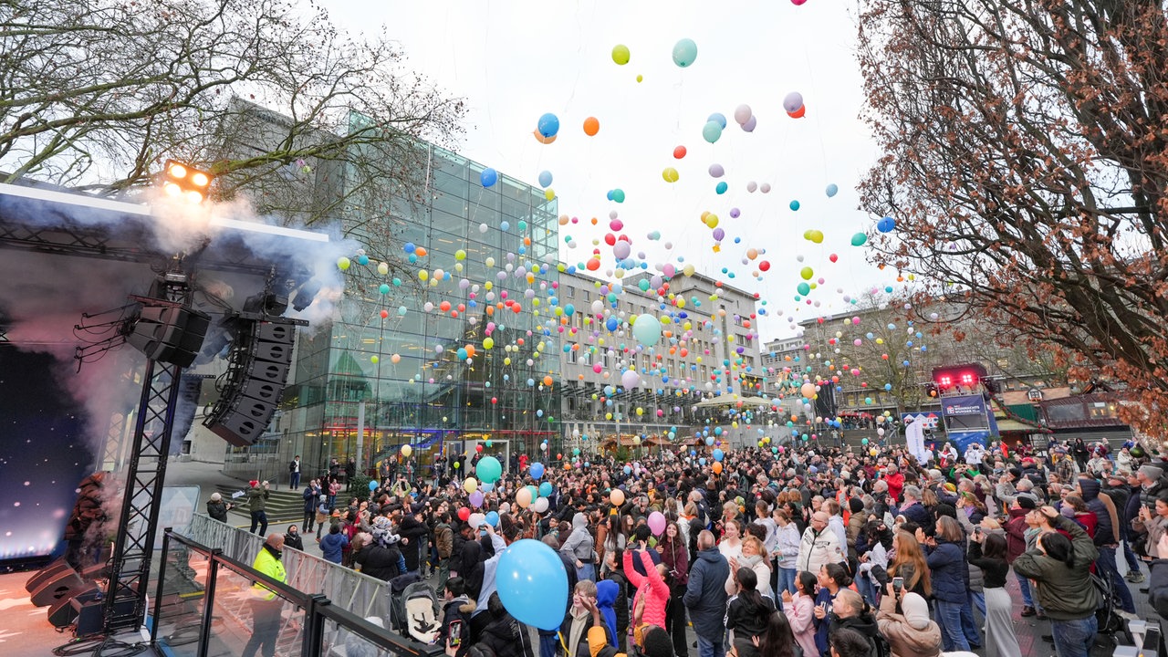 WDR 2 Weihnachtswunder in Essen am Mittwoch (17.12.2025) - Burggymnansium Essen, Ballons steigen auf