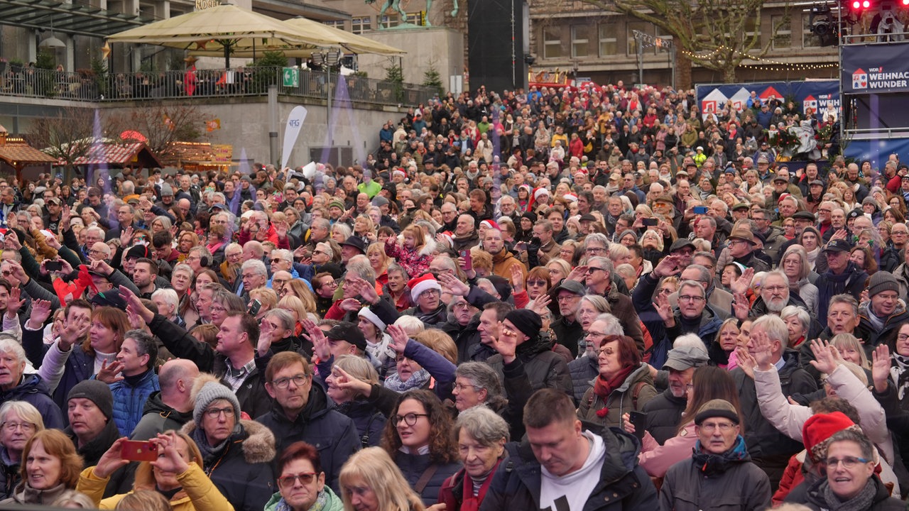 WDR 2 Weihnachtswunder 2025 in Essen - Publikum auf dem Essener Burgplatz am Mittwoch (17.12.2025)