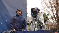 WDR 2 Weihnachtswunder 2025 in Essen - Kameramann mit weihnachtslich geschmückter Kamera