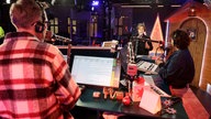 Das WDR 2 Weihnachtswunder am Montag (15.12.2025) - Mona Neubaur (Bündnis 90/Die Grünen), stellvertretende NRW-Ministerpräsidentin, zu Gast im Glashaus