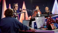 Das WDR 2 Weihnachtswunder am Montag (15.12.2025) - Live-Comedy im Glashaus: Tobias Brodowy und Uli Winters performen "Fahrstuhl zum Schamott"