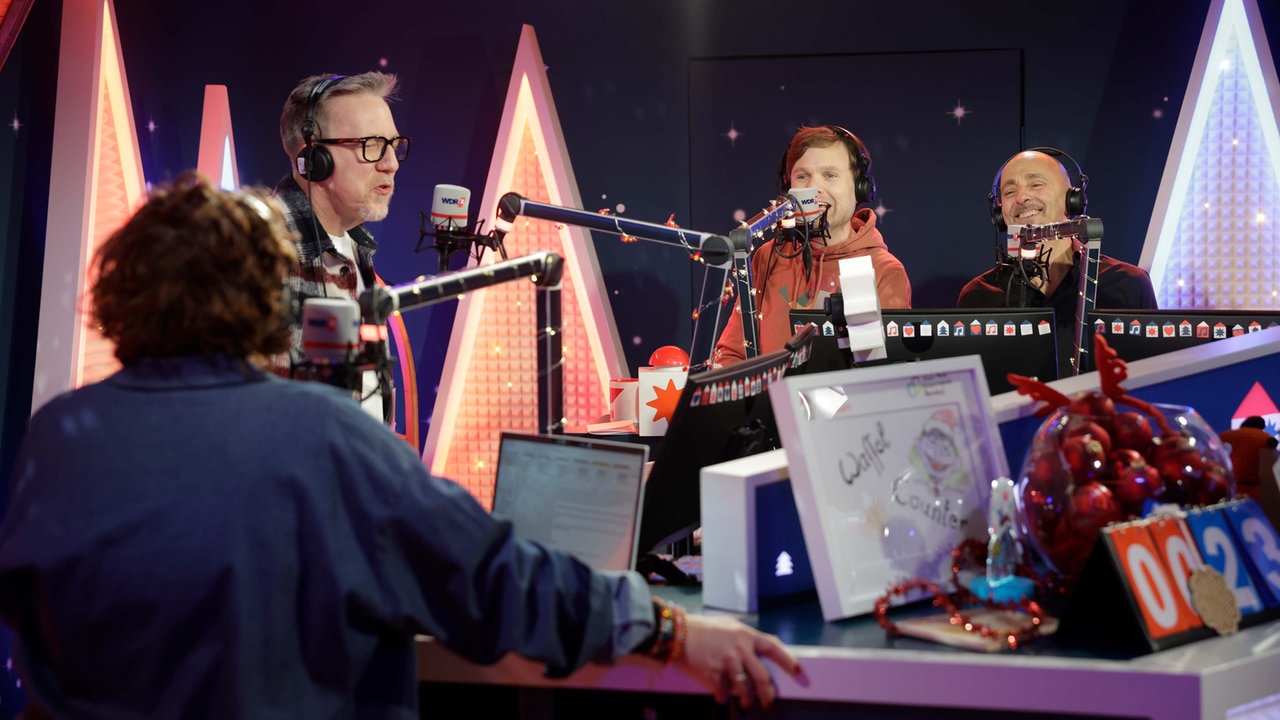 Das WDR 2 Weihnachtswunder am Montag (15.12.2025) - Live-Comedy im Glashaus: Tobias Brodowy und Uli Winters performen "Fahrstuhl zum Schamott"