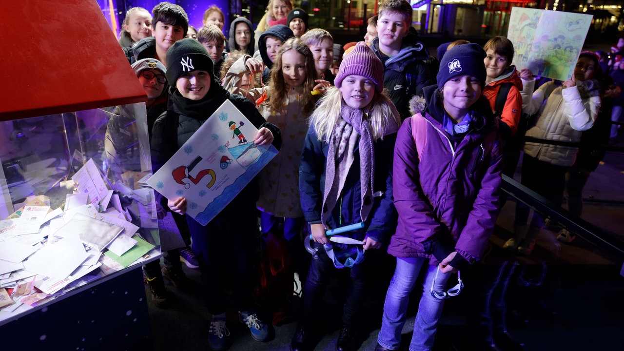 Das WDR 2 Weihnachtswunder am Montag (15.12.2025) - Die 5a der Werner von Siemens Realschule Düsseldorf ist geschwommen fürs WDR 2 Weihnachtswunder