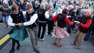 Das WDR 2 Weihnachtswunder am Montag (15.12.2025) - Boogie Woogie auf dem Burgplatz: Die Tänzer  des DJK-VfL Willich und der Boogie-Woogie Mafia aus Düsseldorf haben fürs WDR 2 Weihnachtswunder gesammelt.