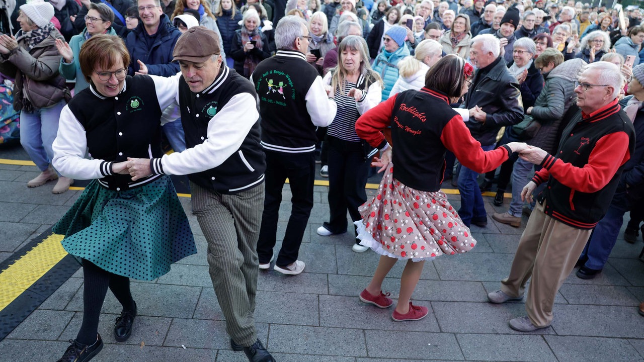 Das WDR 2 Weihnachtswunder am Montag (15.12.2025) - Boogie Woogie auf dem Burgplatz: Die Tänzer  des DJK-VfL Willich und der Boogie-Woogie Mafia aus Düsseldorf haben fürs WDR 2 Weihnachtswunder gesammelt.
