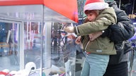 Das WDR 2 Weihnachtswunder am Montag (15.12.2025) - Ein Kind wird hochgehoben, um eine Spende in die Box zu werfen.