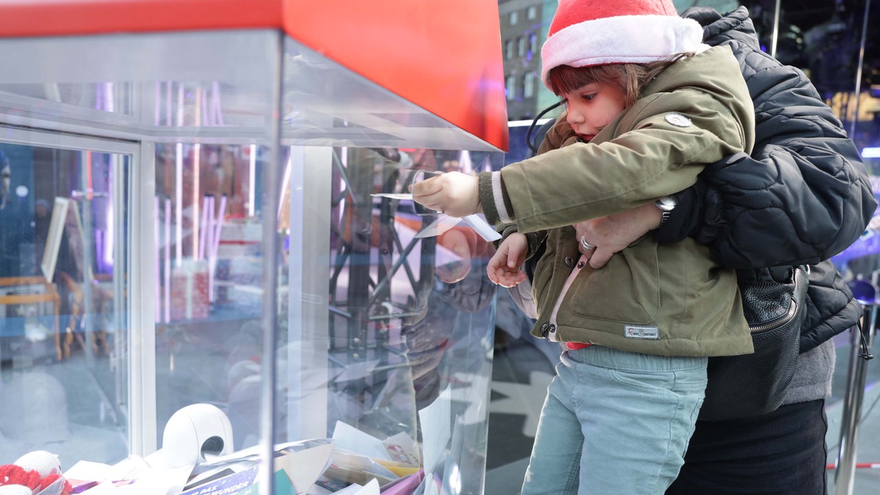 Das WDR 2 Weihnachtswunder am Montag (15.12.2025) - Ein Kind wird hochgehoben, um eine Spende in die Box zu werfen.