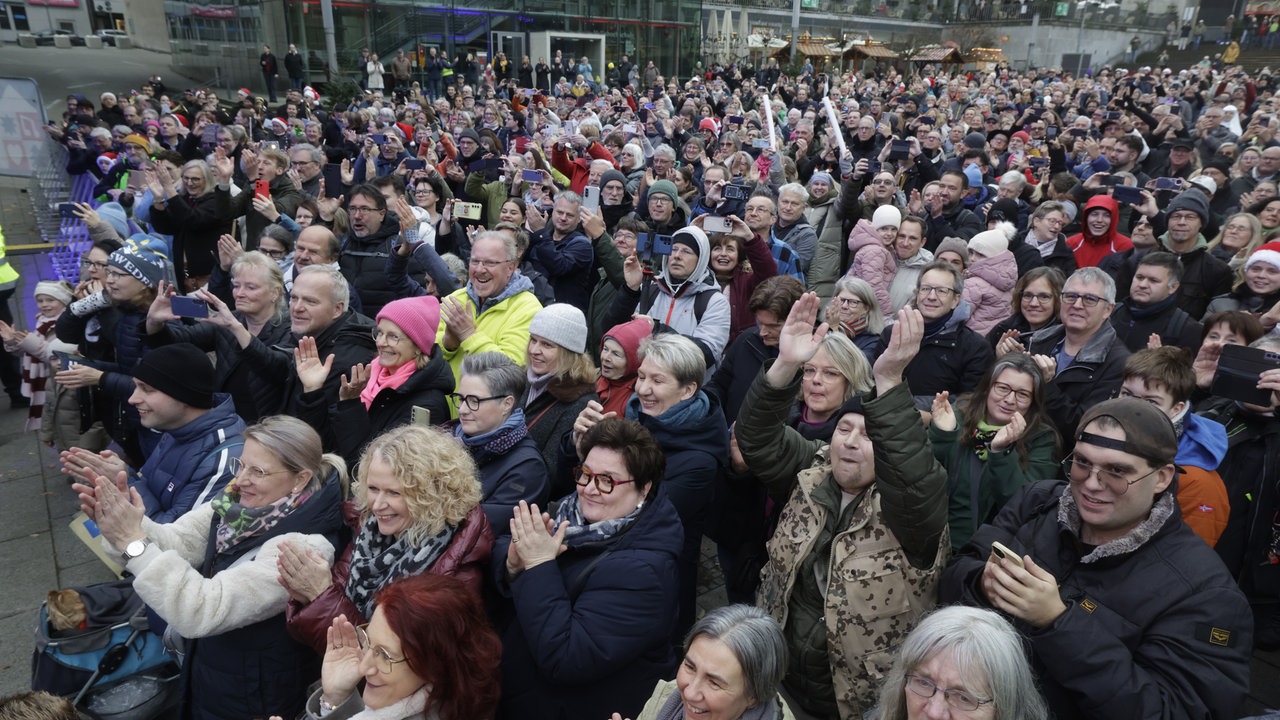 WDR 2 Weihnachtswunder in Essen (13.12.2025) - Zuschauer auf dem Burgplatz