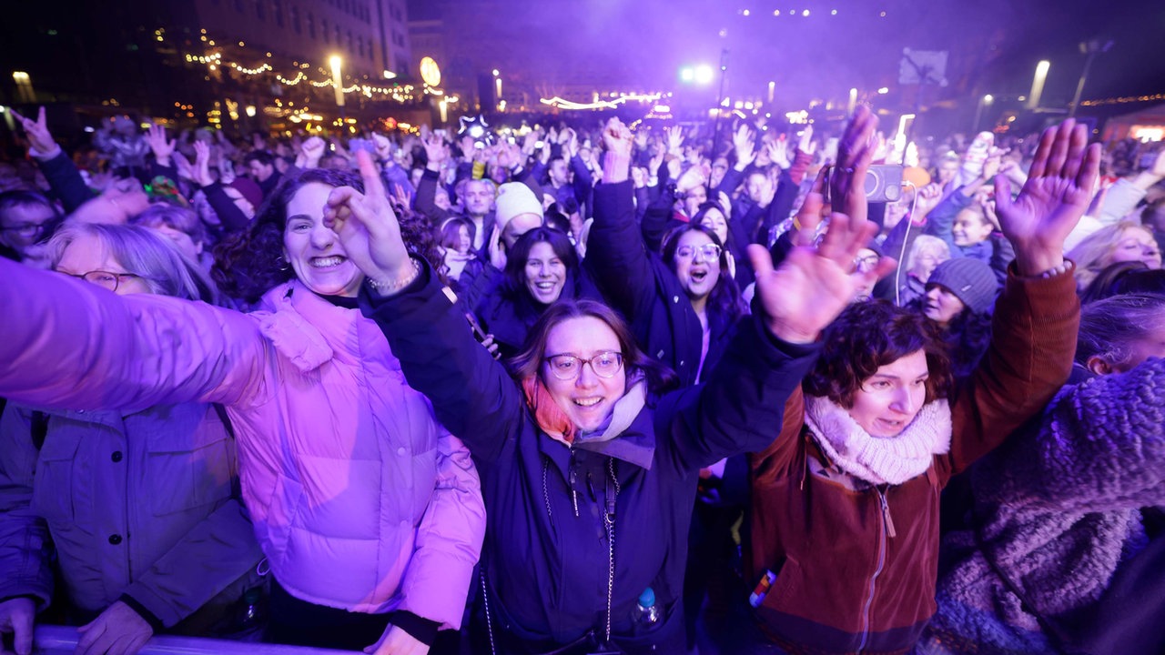WDR 2 Weihnachtswunder in Essen (13.12.2025) - Publikum auf dem Burgplatz beim Auftritt von David Puentez