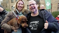 Das WDR 2 Weihnachtswunder am Sonntag (14.12.2025) - Besucher mit Hund auf dem Burgplatz.