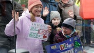Das WDR 2 Weihnachtswunder am Sonntag - Schülerinnen der Eichwald-Grundschule in Dortmund bringen ihre Spende vorbei.