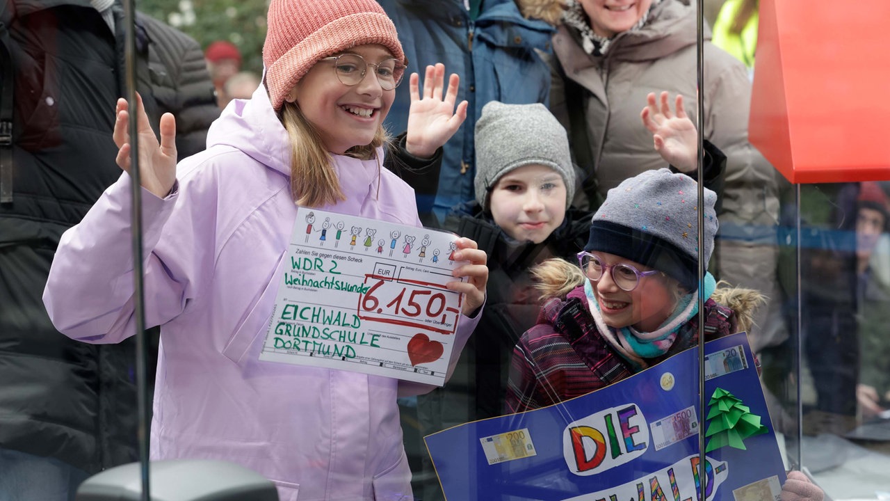 Das WDR 2 Weihnachtswunder am Sonntag - Schülerinnen der Eichwald-Grundschule in Dortmund bringen ihre Spende vorbei.